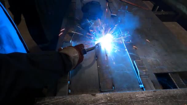 Capataz Del Taller Del Metal Trabaja Con Soldadora Las Palanquillas — Vídeo de stock