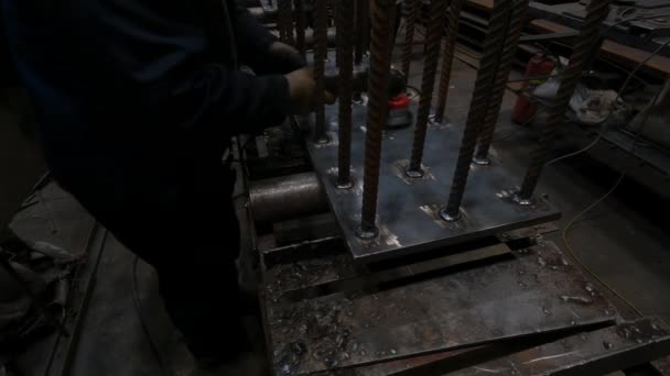 Maestro Dell Officina Metallurgica Lavora Con Smerigliatrice Angolare Nella Produzione — Video Stock