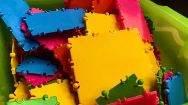 Çocuklar için eğitici renkli plastik yapıcı, motor becerileri için oyunu olan bir çocuğa öğretiyor