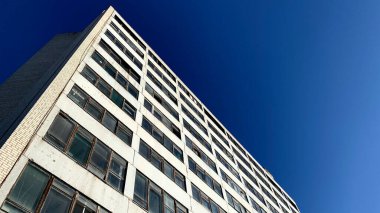 Eski bir fabrikaya ait yüksek katlı terk edilmiş ofis binası.