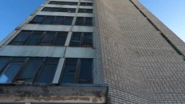 Eski bir fabrikaya ait yüksek katlı terk edilmiş ofis binası.