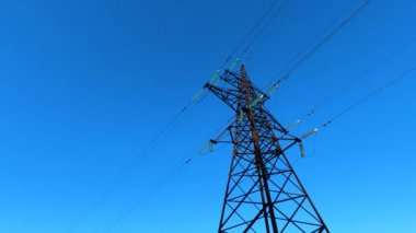 Şehirde yüksek voltaj altında elektrik hatları var.
