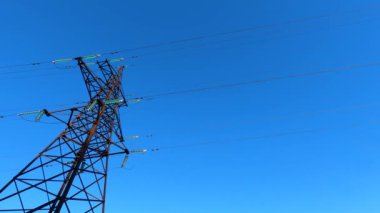 Şehirde yüksek voltaj altında elektrik hatları var.