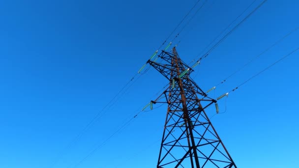 Stroomleidingen Onder Hoogspanning Binnen Stad — Stockvideo