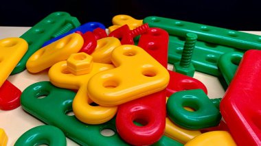 Çocukların gelişimi için parlak renklerde büyük plastik yapı seti