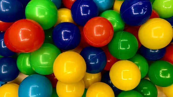 用彩色塑料球擦干儿童游泳池 五彩斑斓的足球运动员 — 图库照片