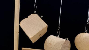 Çocukların gelişimi için Almanca öğretmeni Friedrich Frobel 'in oyunu. Frobel hediyeleri. Küçük çocuklara öğretmek için tahta geometrik şekiller