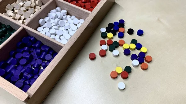 Σύνολο Ξύλινες Φιγούρες Για Παιδιά Εξερευνήσουν Σχήματα Χρώματα Και Αναπτύξουν — Φωτογραφία Αρχείου