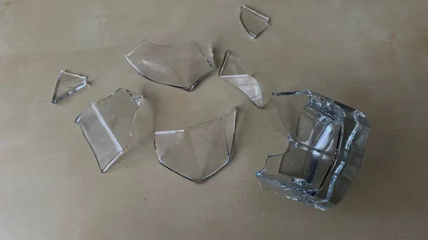 Whiskey Glass Broken Many Pieces Cracks Shards Rocks Glass Wooden — Stock Photo, Image