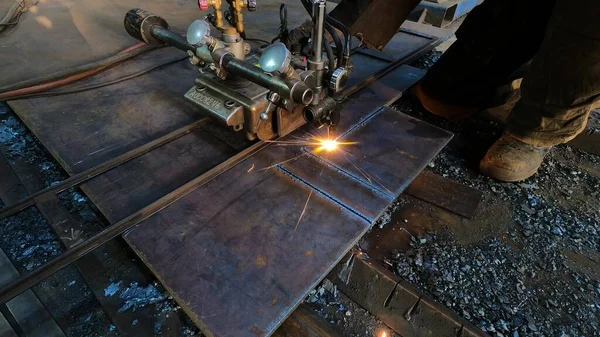 精密金属加工用レール付きガス切断機 金属の製造について工場で切断機で動作します — ストック写真