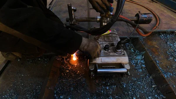 Gas Cutting Machine Rails Precise Metal Work Master Works Cutting — Stock Photo, Image