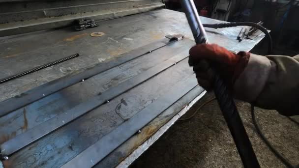 工場で鋼板を平坦化するための大規模な金属スリーブハンマー 主人は巨大なハンマーで金属を打ち負かし — ストック動画