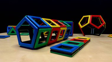 Geometrik şekilli çocuklar için manyetik çok renkli yapıcı. - Geometrik mi? Oyuncak yoluyla küçük çocukların gelişimi