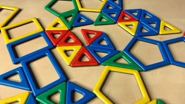 Geometrik şekilli çocuklar için manyetik çok renkli yapıcı. - Geometrik mi? Oyuncak yoluyla küçük çocukların gelişimi