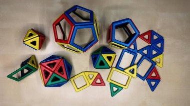 Geometrik şekilli çocuklar için manyetik çok renkli yapıcı. - Geometrik mi? Oyuncak yoluyla küçük çocukların gelişimi