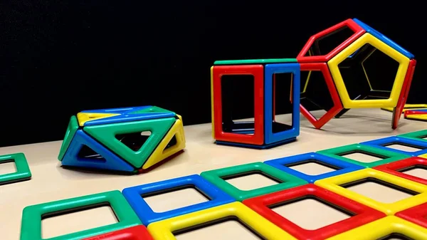 Mágneses Többszínű Konstruktor Gyermekek Számára Geometriai Formák Formájában Kisgyermekek Játékokon — Stock Fotó