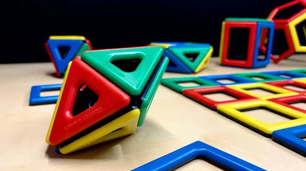 Magnetischer Mehrfarbiger Konstrukteur Für Kinder Form Geometrischer Formen Entwicklung Von — Stockfoto