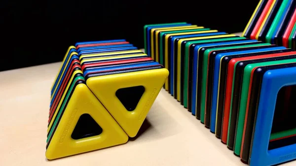 Mágneses Többszínű Konstruktor Gyermekek Számára Geometriai Formák Formájában Kisgyermekek Játékokon — Stock Fotó