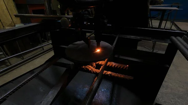 工場で金属彫刻のためのガス切断機 マスターはブランクスを切断するためのマシンで動作します — ストック写真