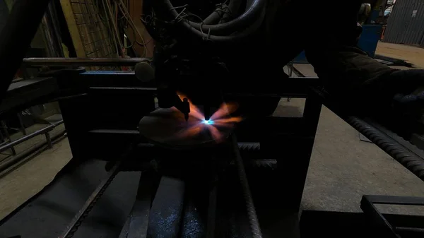 Plynový Řezací Stroj Řezání Kovů Továrně Mistr Pracuje Strojem Stříhání — Stock fotografie