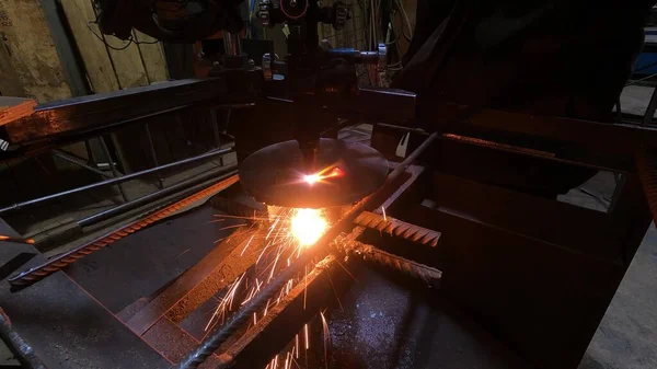 Maszyna Cięcia Gazu Cięcia Metalu Fabryce Mistrz Pracuje Maszyną Cięcia — Zdjęcie stockowe