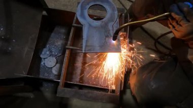 Fabrikadaki metal oymacılığı için gaz kesme makinesi. Usta, kurusıkı kesmek için bir makineyle çalışıyor.