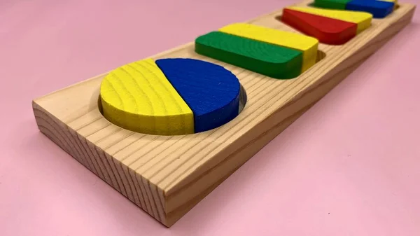 Buntes Holzspiel Mit Geometrischen Formen Für Die Entwicklung Der Kinder — Stockfoto