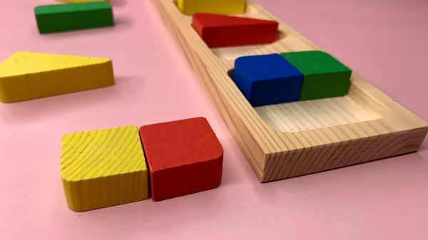 Buntes Holzspiel Mit Geometrischen Formen Für Die Entwicklung Der Kinder — Stockfoto