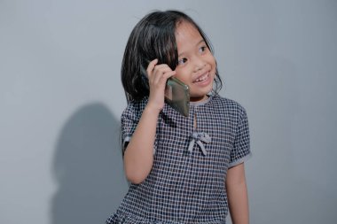 Akıllı telefon kullanan küçük bir kızın ifadesi..