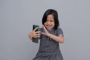 Akıllı telefon kullanan küçük bir kızın ifadesi..