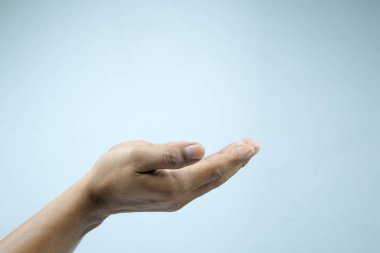 Açık mavi arkaplanda yetişkin el hareketi