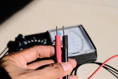 Devre kesicilerdeki amperaj voltajını ve ana güç dağıtım kartlarındaki kablo sistemlerini kontrol etmek için analog multimetre ölçüm ekipmanları.