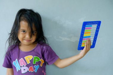 Küçük çocuğun eli oyuncak tezgahını kapatıyor..