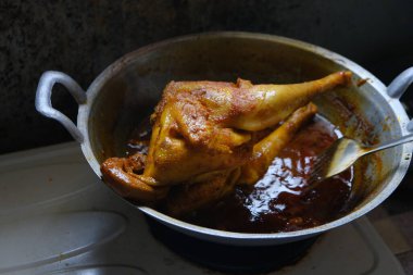 Kızarmış altın sarısı tavuk, tavada limon otu baharatıyla kızartılmış tavada.