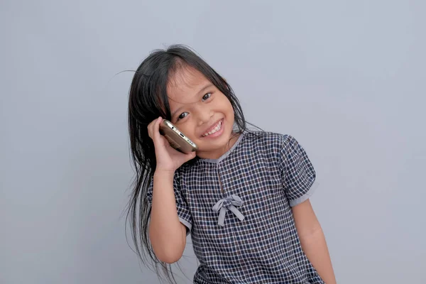 Ekspresi Seorang Gadis Kecil Menggunakan Smartphone — Stok Foto