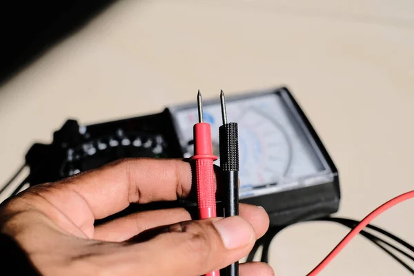 主電源分配基板上の回路遮断器や配線システムにおける平均電圧を確認するためのアナログマルチメータ測定器 — ストック写真