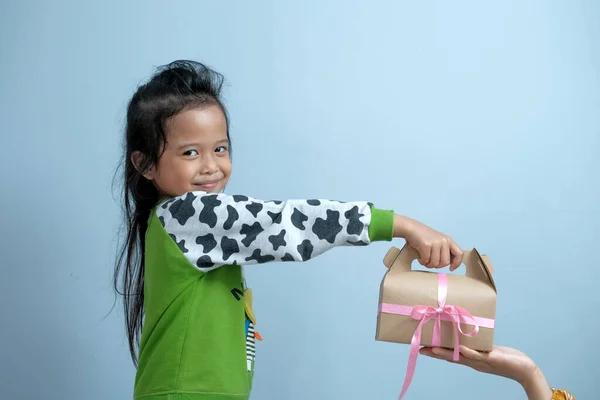 Gadis Kecil Memegang Kotak Hadiah Dengan Ekspresi Dan Menunjukkan Emosi — Stok Foto