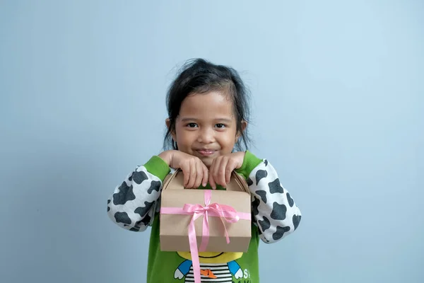 Gadis Kecil Memegang Kotak Hadiah Dengan Ekspresi Dan Menunjukkan Emosi — Stok Foto
