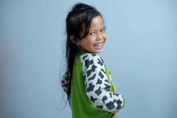 Potret Gadis Berusia Tahun Dengan Pakaian Bergaris Garis Sapi Latar — Stok Foto
