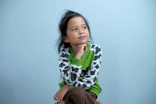 Potret Gadis Berusia Tahun Dengan Pakaian Bergaris Garis Sapi Latar — Stok Foto