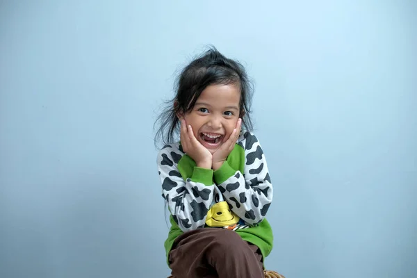 Retrato Niña Años Edad Vestido Rayas Vaca Sobre Fondo Azul — Foto de Stock