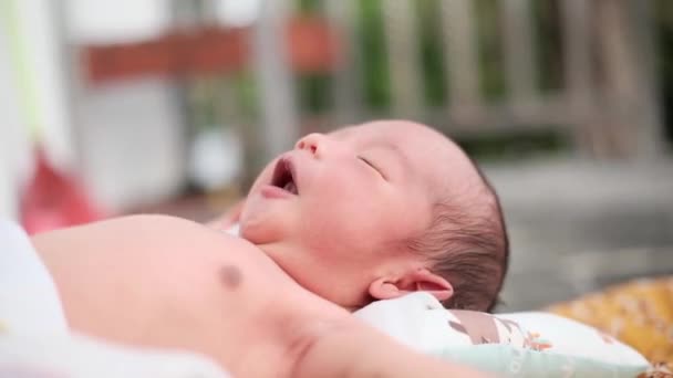 Uttrycket Nyfödd Pojke Som Solar Terrassen Huset Sin Mors Knä — Stockvideo