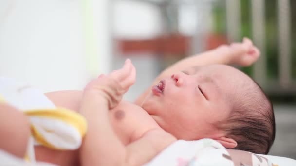 Der Ausdruck Eines Neugeborenen Jungen Der Sich Auf Der Terrasse — Stockvideo