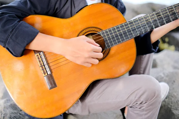 Gitar çalan Endonezyalı gençlerin yakın çekim görüntüsü