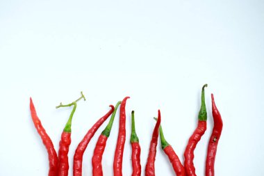 Beyaz arka planda acı kırmızı biber, kırmızı arka plan, acı biber, sokak sebze pazarı, bir sürü acı kırmızı biber, taze biber, biber çiftçisi.