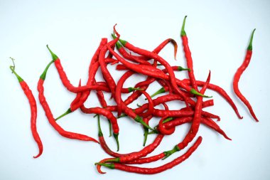 Beyaz arka planda acı kırmızı biber, kırmızı arka plan, acı biber, sokak sebze pazarı, bir sürü acı kırmızı biber, taze biber, biber çiftçisi.