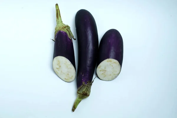 白を基調とした新鮮な紫のナス 市場野菜 ホーム野菜 — ストック写真