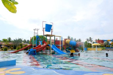 Lampung, Endonezya, 20 Şubat 2022 - Lampung Endonezya 'daki su patlaması binasının manzarası