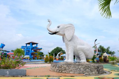 Lampung, Endonezya, 20 Şubat 2022 Lampung Endonezya 'daki bir su parkında beyaz fil heykeli.