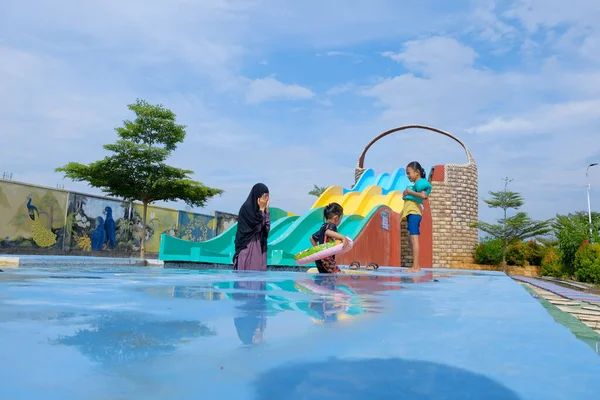 Lampung Indonésie Février 2022 Vue Enfants Jouant Dans Parc Aquatique — Photo